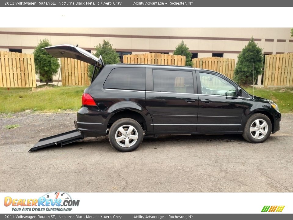 2011 Volkswagen Routan SE Nocturne Black Metallic / Aero Gray Photo #12