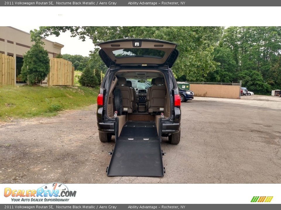 2011 Volkswagen Routan SE Nocturne Black Metallic / Aero Gray Photo #13