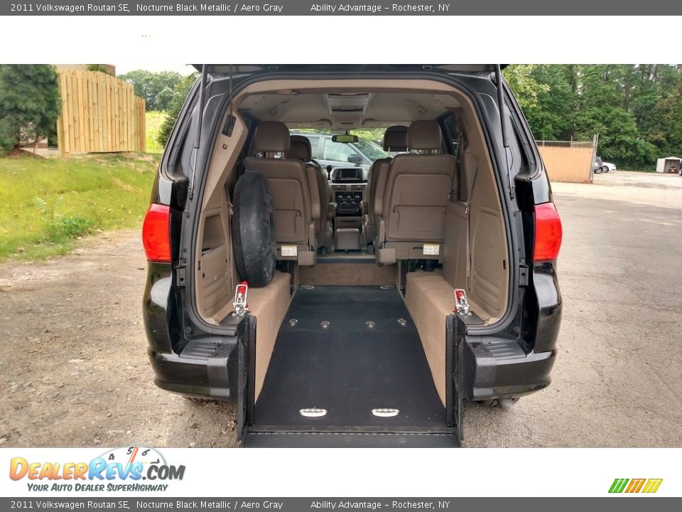 2011 Volkswagen Routan SE Nocturne Black Metallic / Aero Gray Photo #14