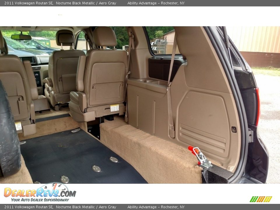 2011 Volkswagen Routan SE Nocturne Black Metallic / Aero Gray Photo #15