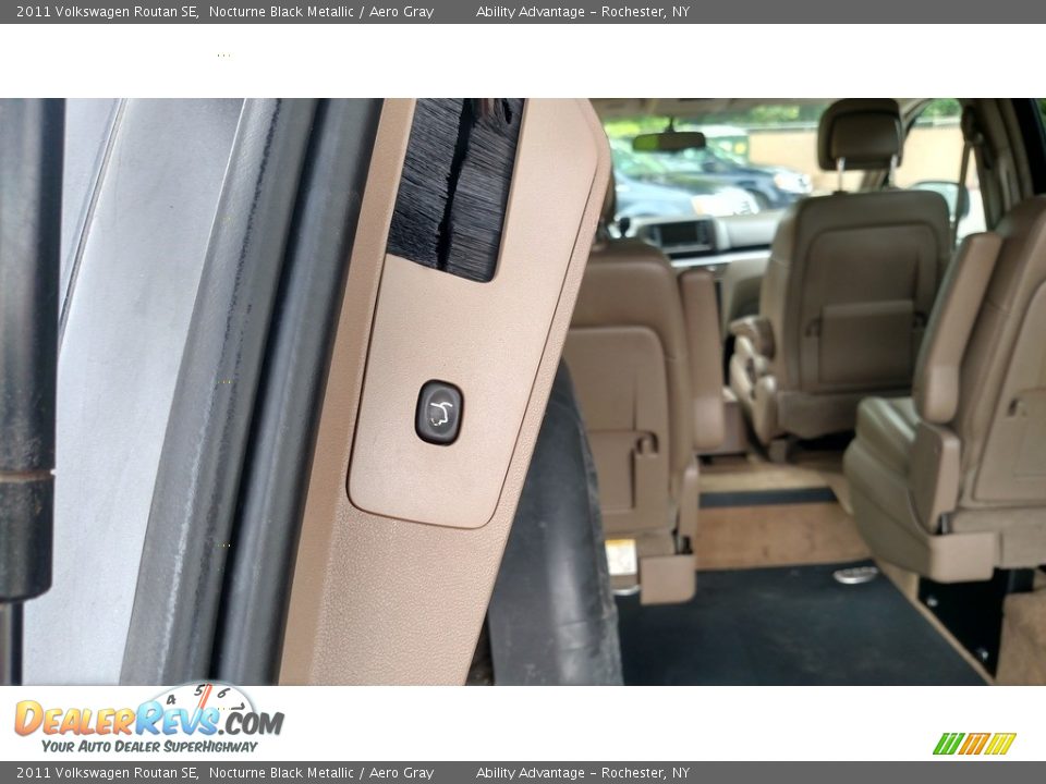 2011 Volkswagen Routan SE Nocturne Black Metallic / Aero Gray Photo #16