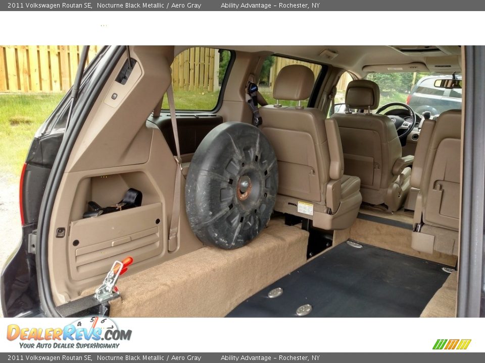 2011 Volkswagen Routan SE Nocturne Black Metallic / Aero Gray Photo #17