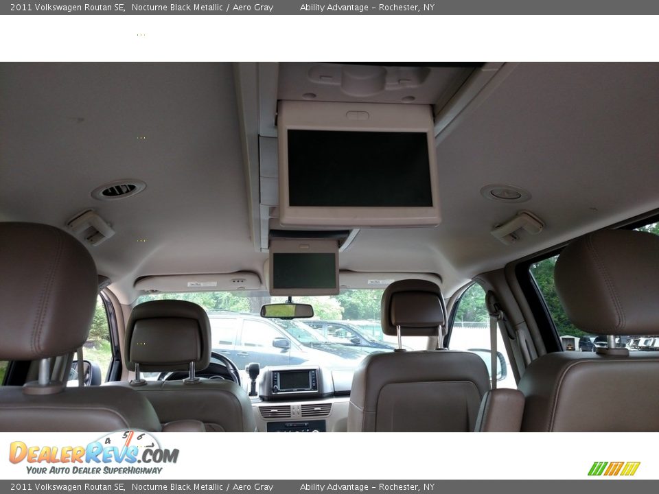 2011 Volkswagen Routan SE Nocturne Black Metallic / Aero Gray Photo #18