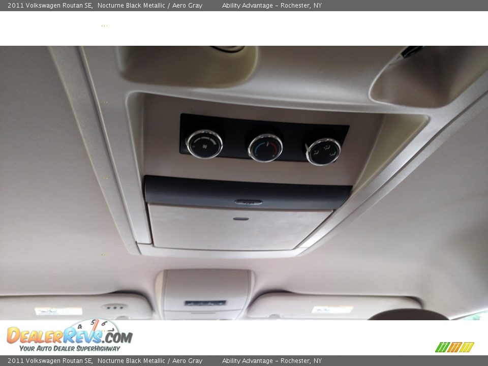 2011 Volkswagen Routan SE Nocturne Black Metallic / Aero Gray Photo #19