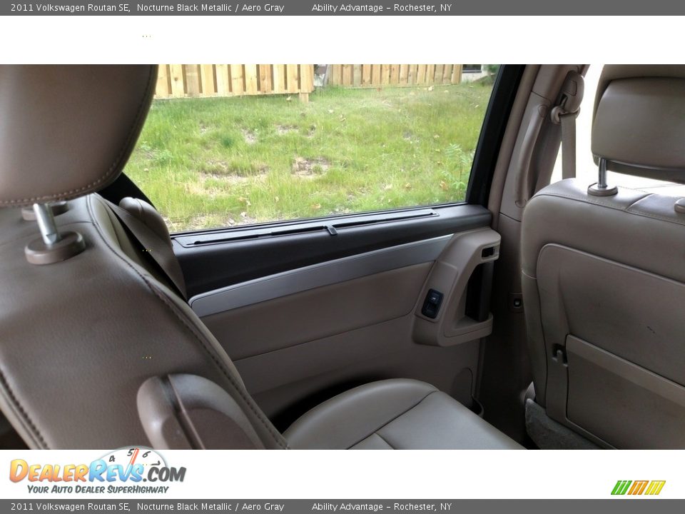 2011 Volkswagen Routan SE Nocturne Black Metallic / Aero Gray Photo #21