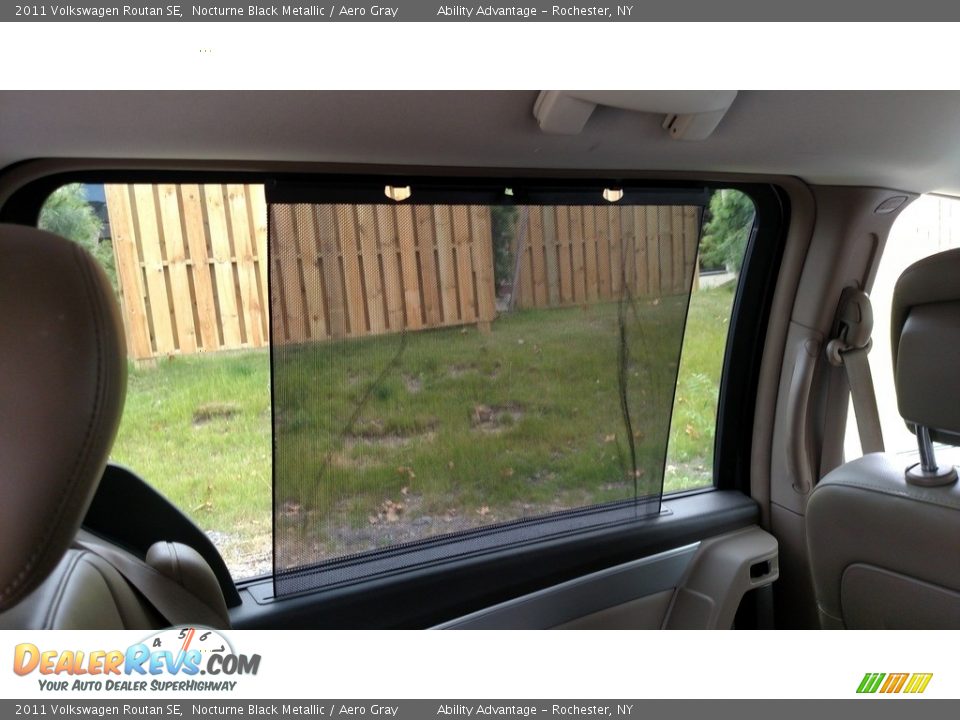 2011 Volkswagen Routan SE Nocturne Black Metallic / Aero Gray Photo #22