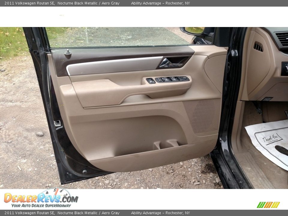 2011 Volkswagen Routan SE Nocturne Black Metallic / Aero Gray Photo #28