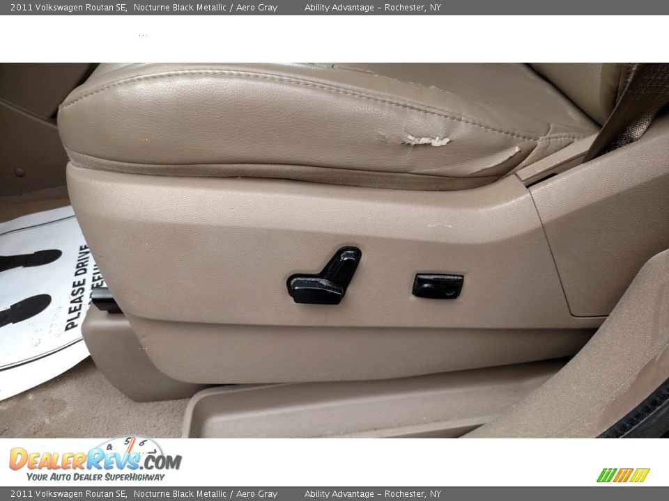 2011 Volkswagen Routan SE Nocturne Black Metallic / Aero Gray Photo #30
