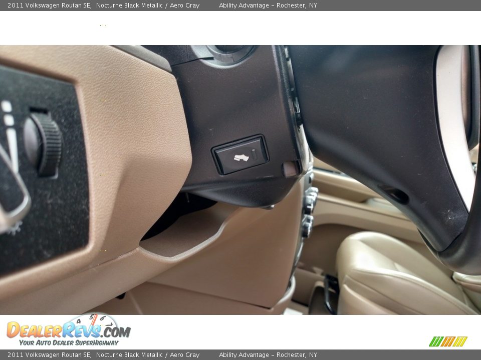 2011 Volkswagen Routan SE Nocturne Black Metallic / Aero Gray Photo #32