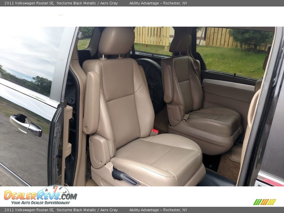 2011 Volkswagen Routan SE Nocturne Black Metallic / Aero Gray Photo #34