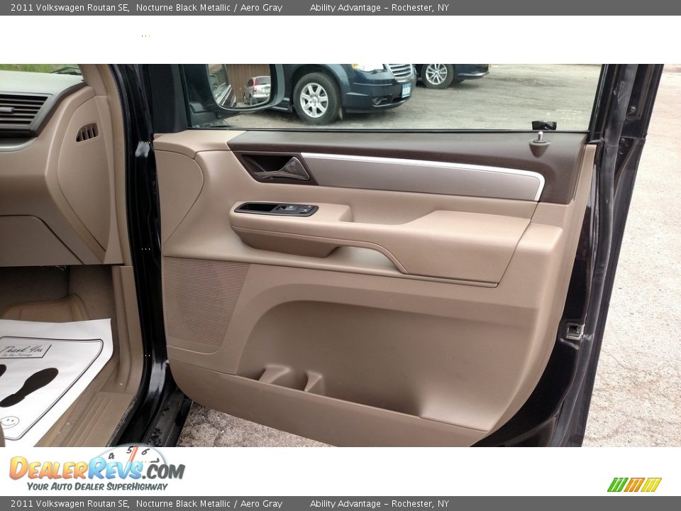 2011 Volkswagen Routan SE Nocturne Black Metallic / Aero Gray Photo #36