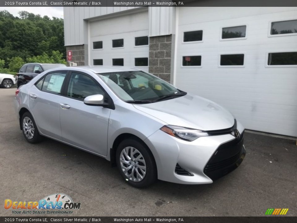 Front 3/4 View of 2019 Toyota Corolla LE Photo #1