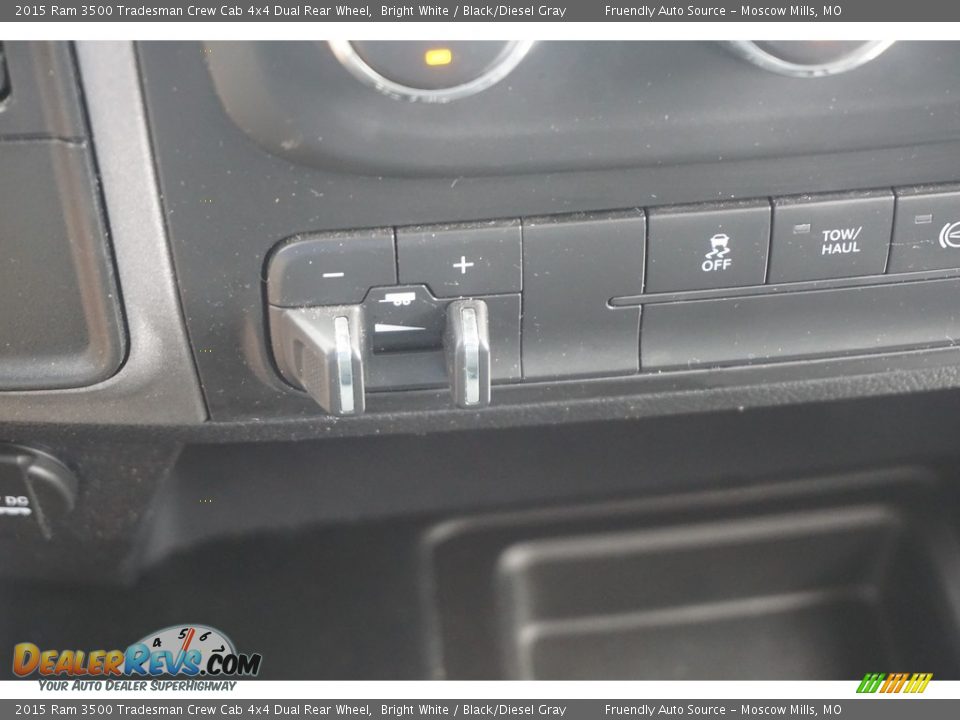 2015 Ram 3500 Tradesman Crew Cab 4x4 Dual Rear Wheel Bright White / Black/Diesel Gray Photo #27