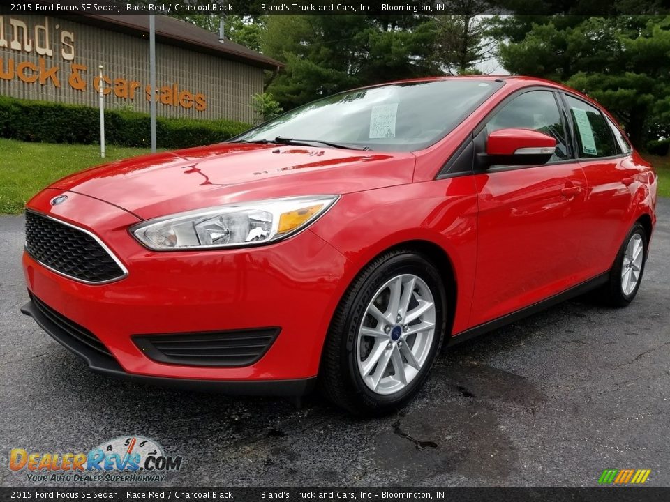 2015 Ford Focus SE Sedan Race Red / Charcoal Black Photo #2