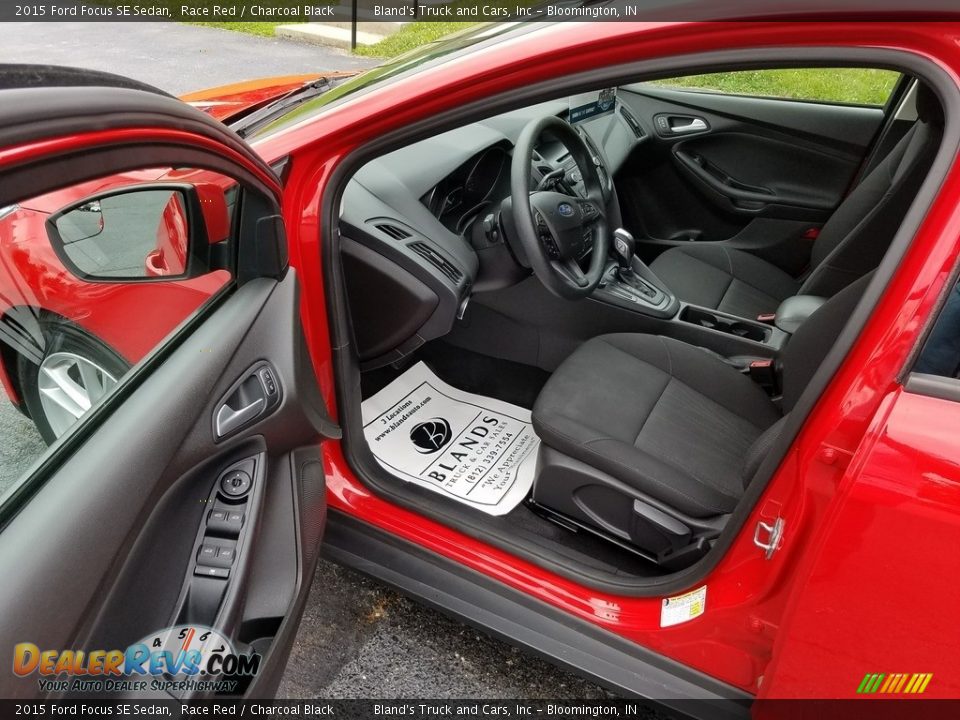 2015 Ford Focus SE Sedan Race Red / Charcoal Black Photo #11