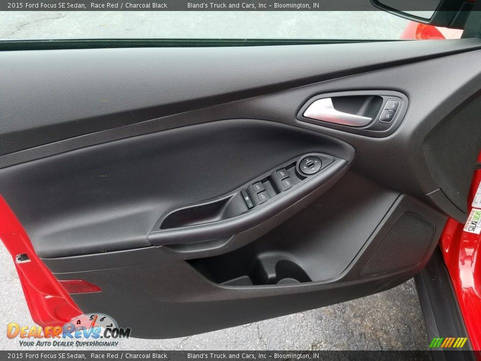 2015 Ford Focus SE Sedan Race Red / Charcoal Black Photo #12