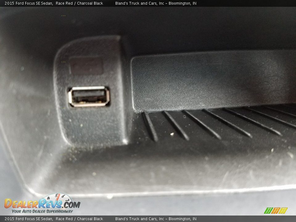 2015 Ford Focus SE Sedan Race Red / Charcoal Black Photo #31