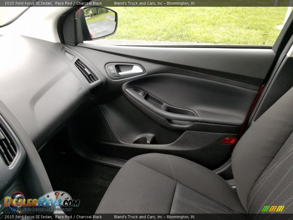 2015 Ford Focus SE Sedan Race Red / Charcoal Black Photo #35
