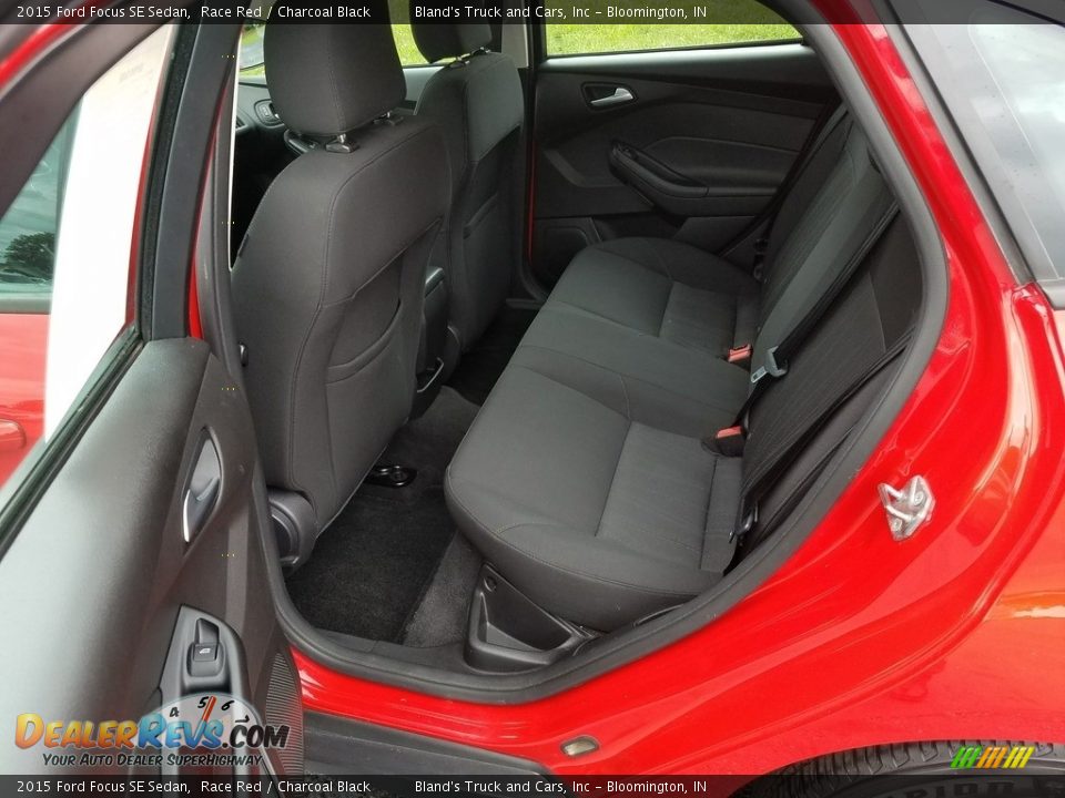 2015 Ford Focus SE Sedan Race Red / Charcoal Black Photo #36