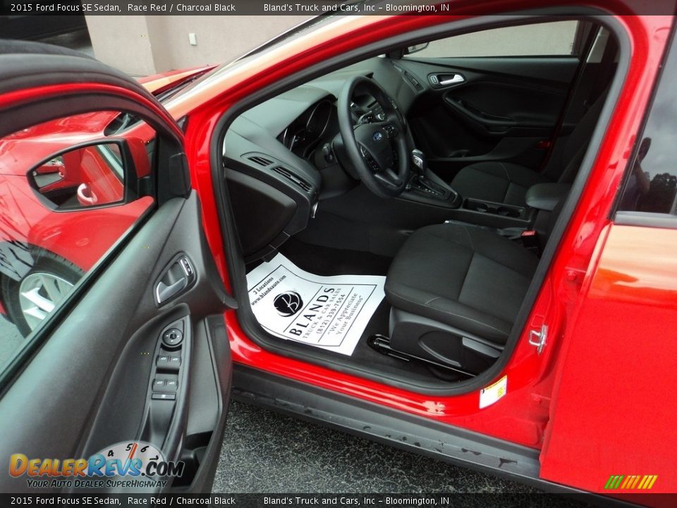 2015 Ford Focus SE Sedan Race Red / Charcoal Black Photo #6