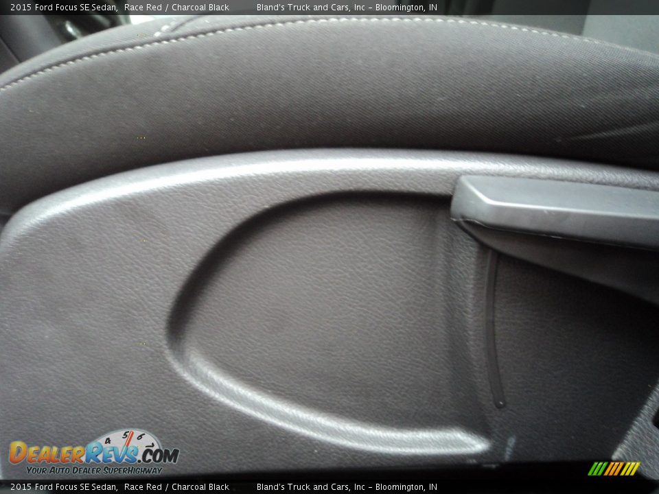 2015 Ford Focus SE Sedan Race Red / Charcoal Black Photo #10