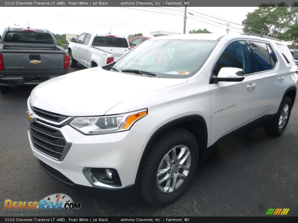 Front 3/4 View of 2019 Chevrolet Traverse LT AWD Photo #8