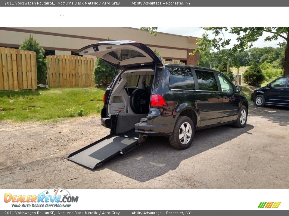 2011 Volkswagen Routan SE Nocturne Black Metallic / Aero Gray Photo #2