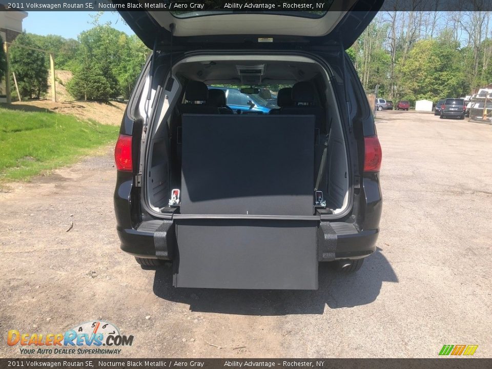 2011 Volkswagen Routan SE Nocturne Black Metallic / Aero Gray Photo #10