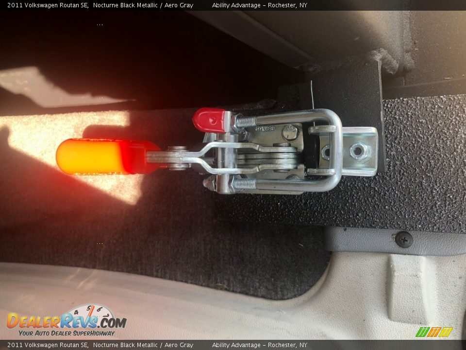 2011 Volkswagen Routan SE Nocturne Black Metallic / Aero Gray Photo #11