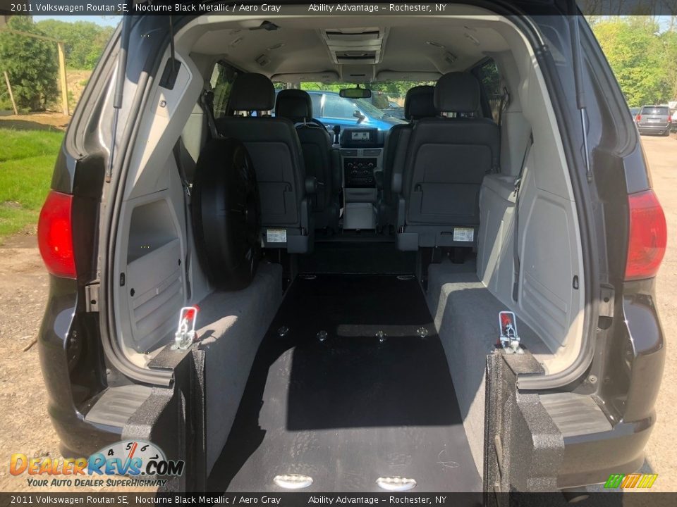 2011 Volkswagen Routan SE Nocturne Black Metallic / Aero Gray Photo #12