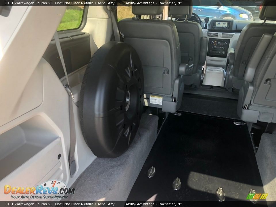 2011 Volkswagen Routan SE Nocturne Black Metallic / Aero Gray Photo #13