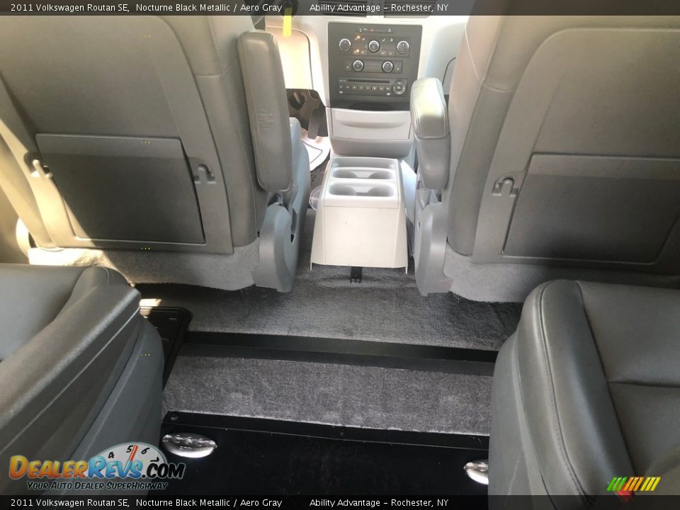 2011 Volkswagen Routan SE Nocturne Black Metallic / Aero Gray Photo #17