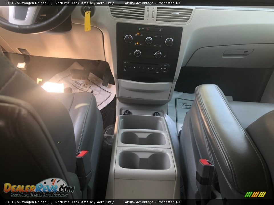 2011 Volkswagen Routan SE Nocturne Black Metallic / Aero Gray Photo #18
