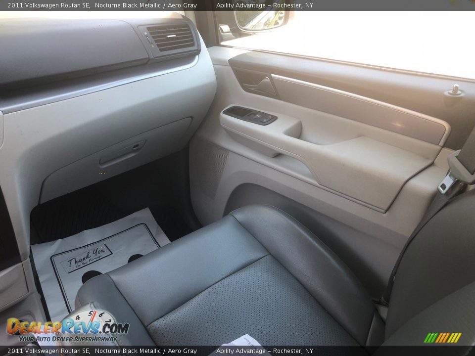 2011 Volkswagen Routan SE Nocturne Black Metallic / Aero Gray Photo #21