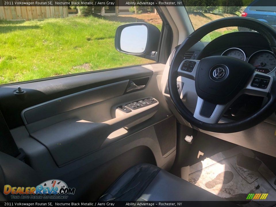 2011 Volkswagen Routan SE Nocturne Black Metallic / Aero Gray Photo #22