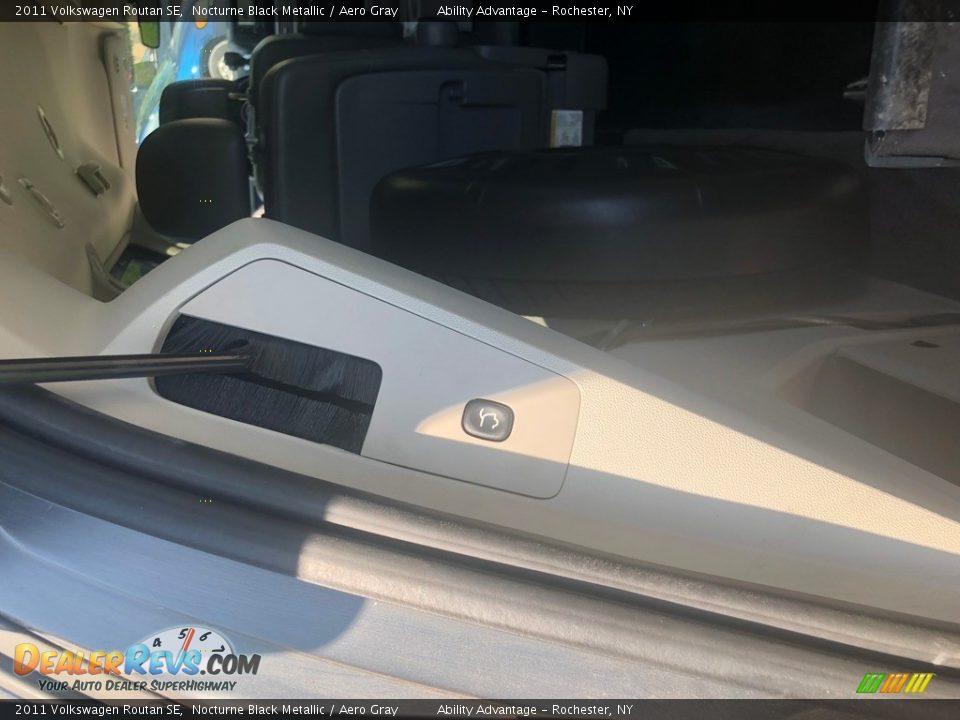 2011 Volkswagen Routan SE Nocturne Black Metallic / Aero Gray Photo #23