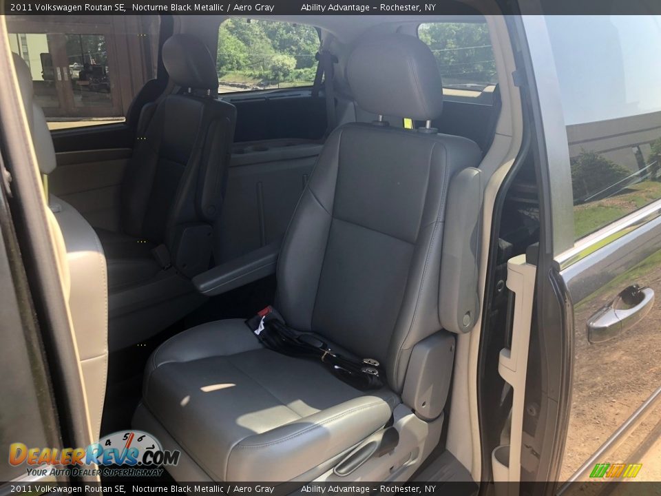 2011 Volkswagen Routan SE Nocturne Black Metallic / Aero Gray Photo #24