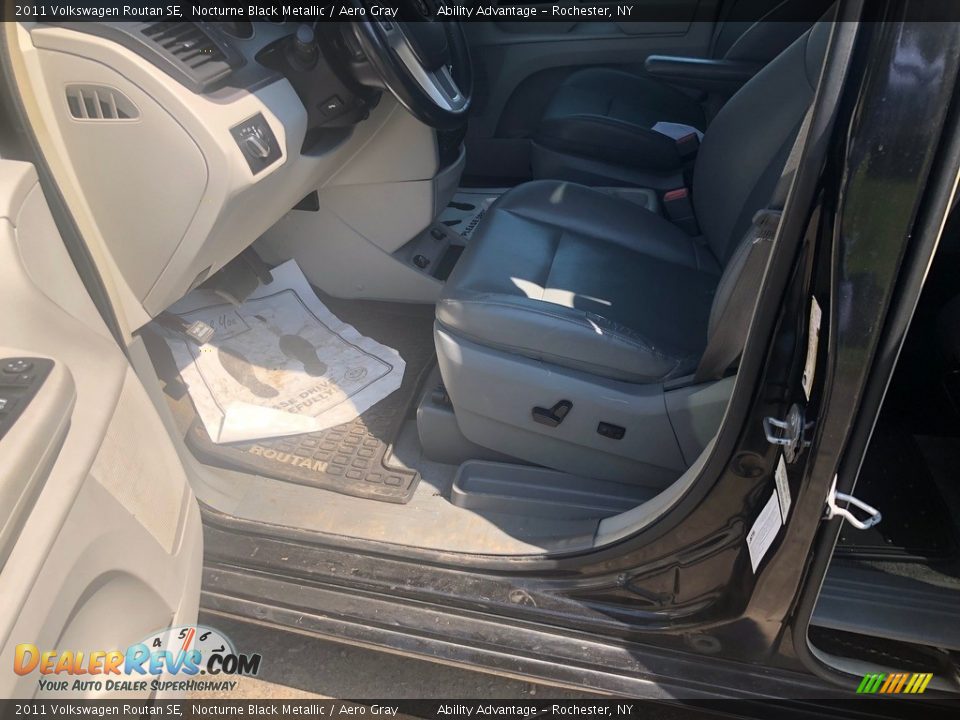 2011 Volkswagen Routan SE Nocturne Black Metallic / Aero Gray Photo #26