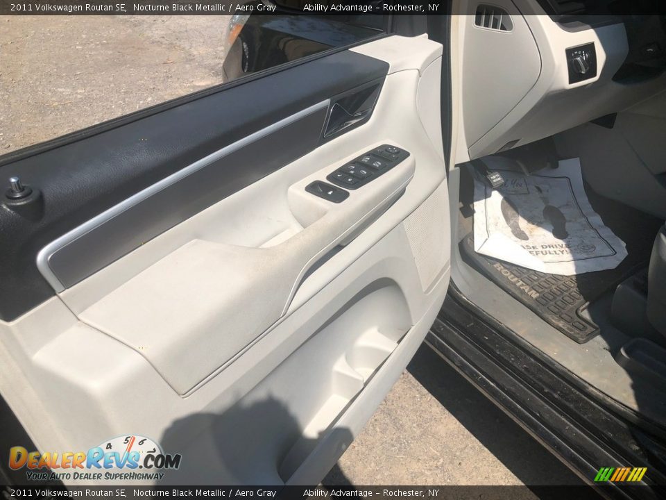 2011 Volkswagen Routan SE Nocturne Black Metallic / Aero Gray Photo #27