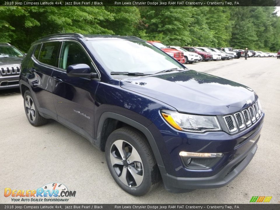 Front 3/4 View of 2018 Jeep Compass Latitude 4x4 Photo #7