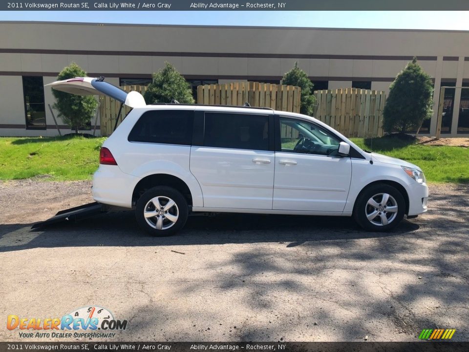 2011 Volkswagen Routan SE Calla Lily White / Aero Gray Photo #1