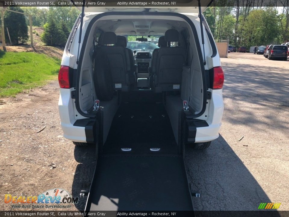 2011 Volkswagen Routan SE Calla Lily White / Aero Gray Photo #11