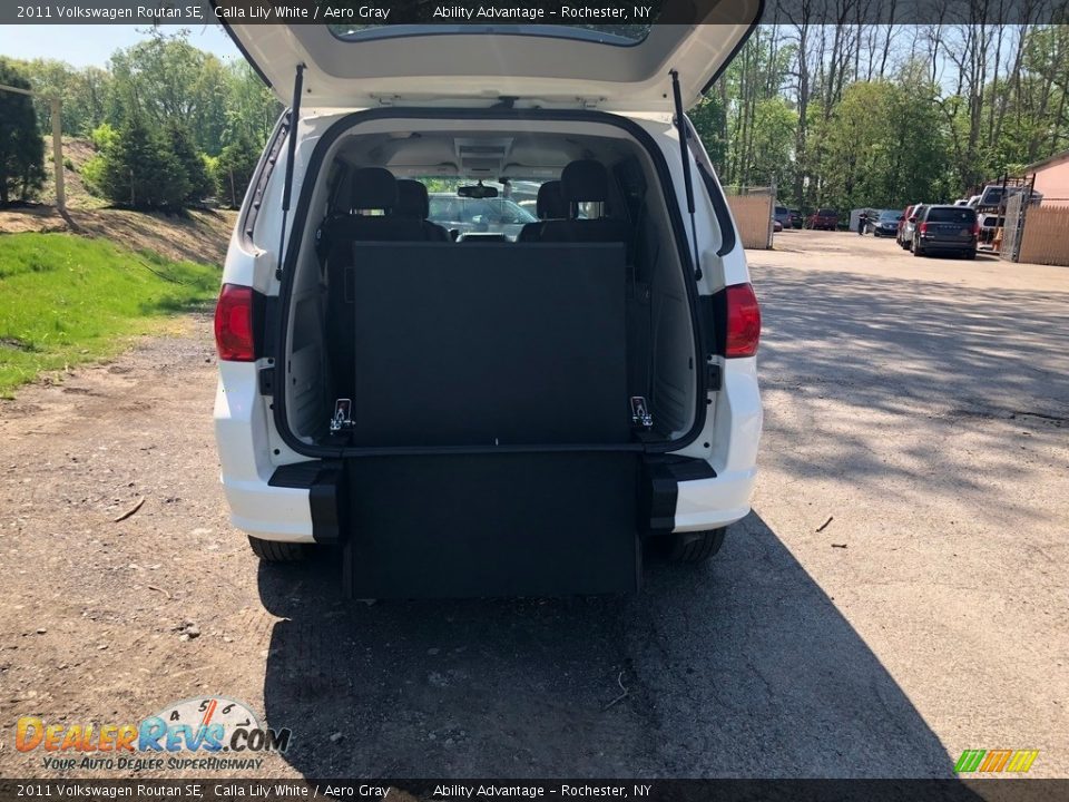 2011 Volkswagen Routan SE Calla Lily White / Aero Gray Photo #12