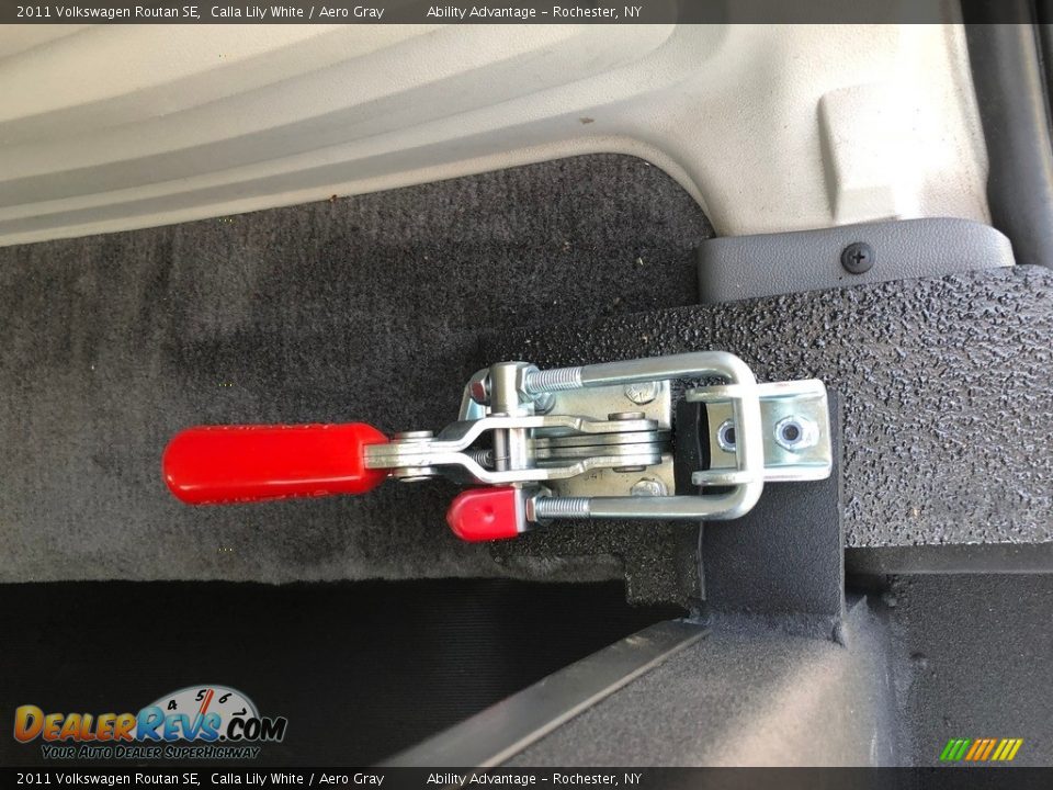 2011 Volkswagen Routan SE Calla Lily White / Aero Gray Photo #13