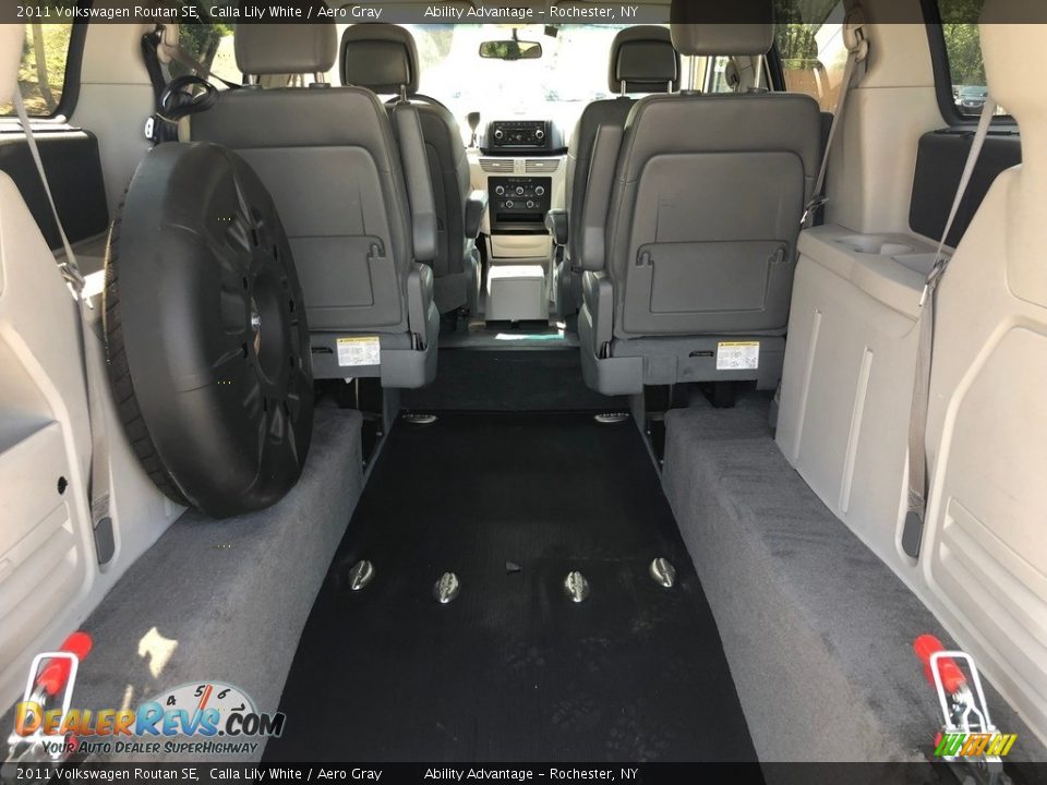2011 Volkswagen Routan SE Calla Lily White / Aero Gray Photo #14