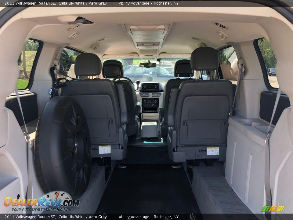 2011 Volkswagen Routan SE Calla Lily White / Aero Gray Photo #15