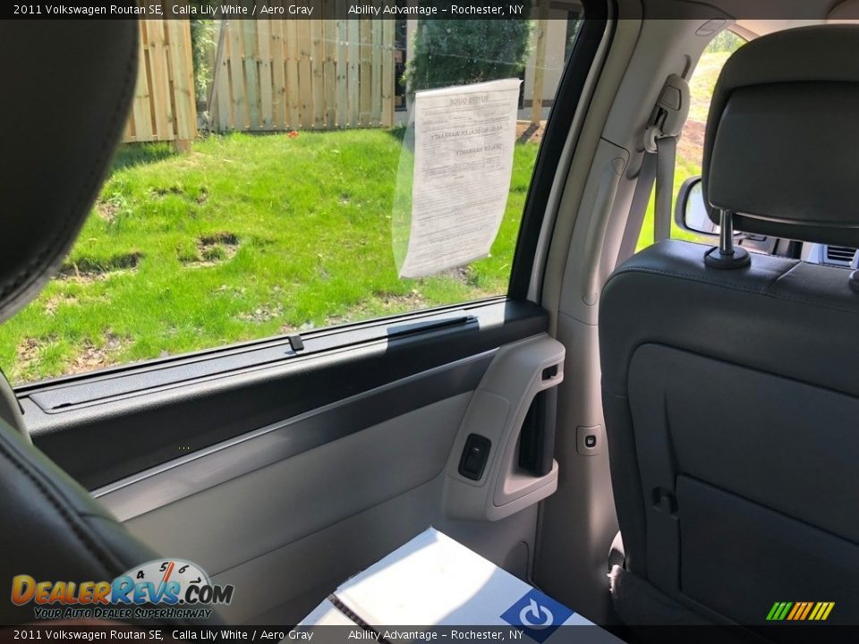 2011 Volkswagen Routan SE Calla Lily White / Aero Gray Photo #18