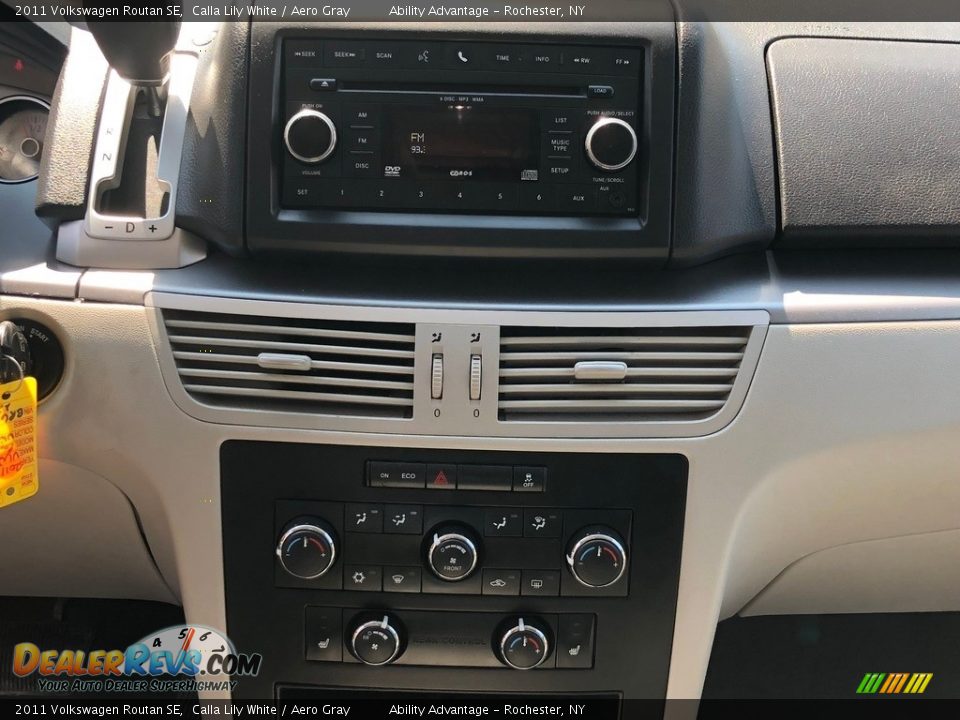 2011 Volkswagen Routan SE Calla Lily White / Aero Gray Photo #20