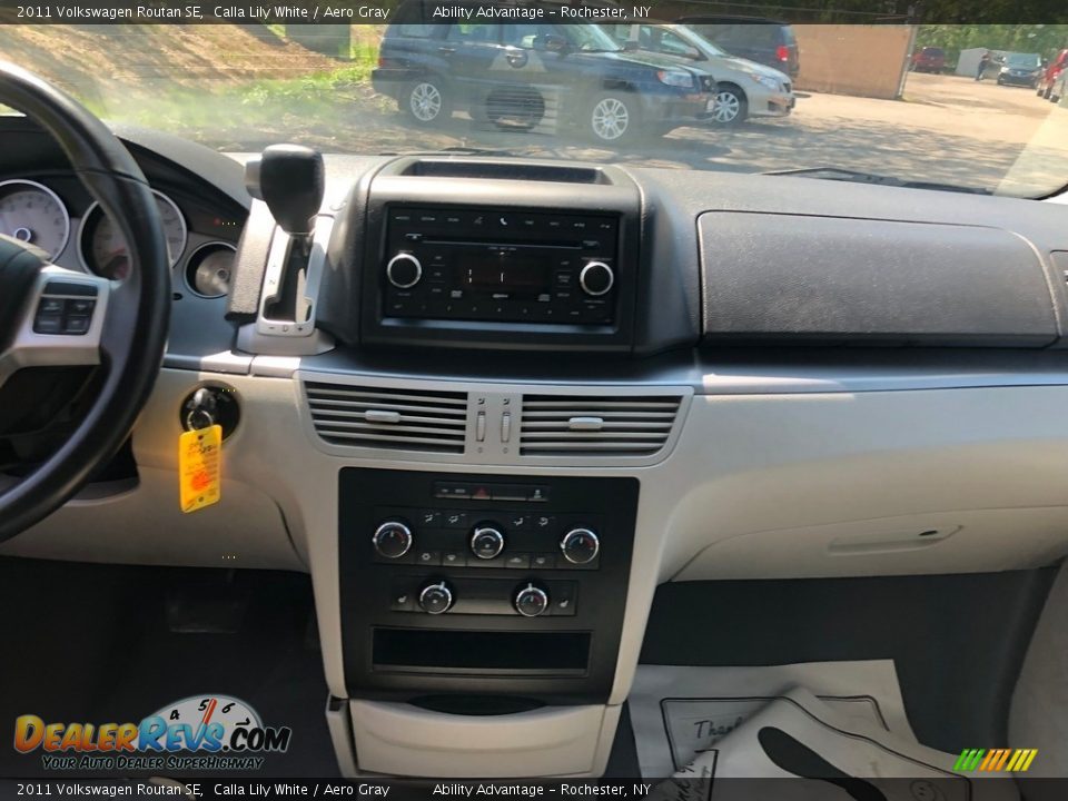 2011 Volkswagen Routan SE Calla Lily White / Aero Gray Photo #21