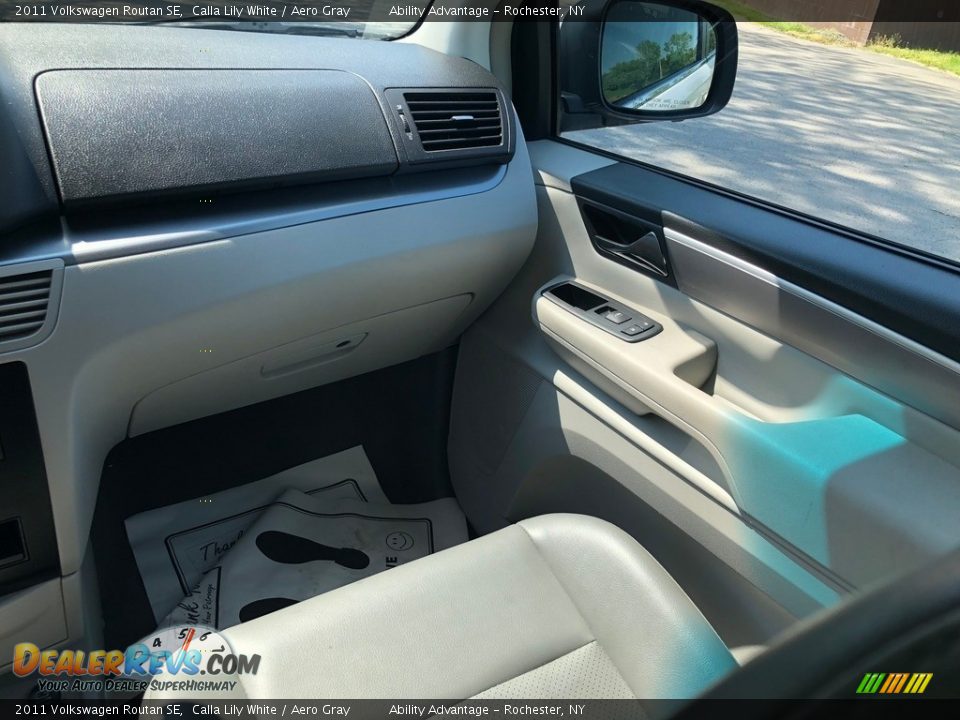 2011 Volkswagen Routan SE Calla Lily White / Aero Gray Photo #22